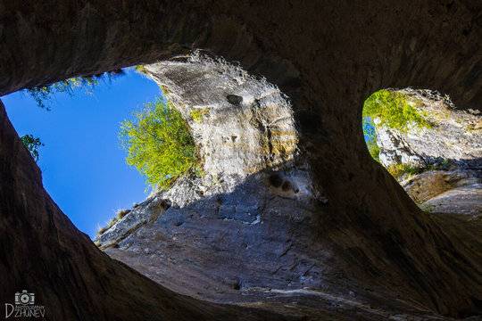 Село Карлуково, пещера Проходна, Очите на Бог