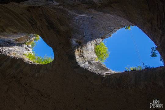 Пещерата „Проходна“, наричана още „Очите на Бога“