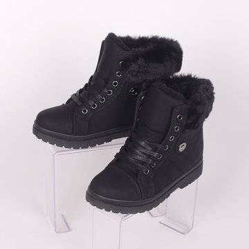 Дамски зимни велурени обувки в черен цвят с пух и декоративен елемент