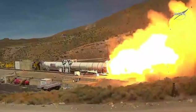 УСПЕХ: НАСА изпълни статично огнево изпитание на ускорителя на лунната ракета SLS!