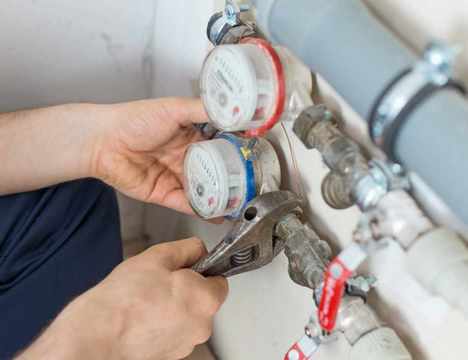 Какво трябва да знаем за водопроводчика, преди да го наемем