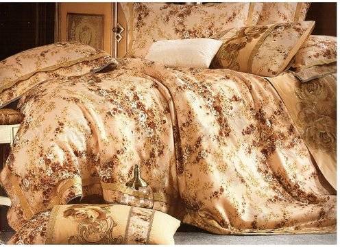 Нежно спално бельо в светло и тъмно бежово с красиви цветя