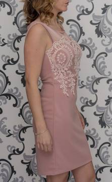 Вталена розова рокля с дантела