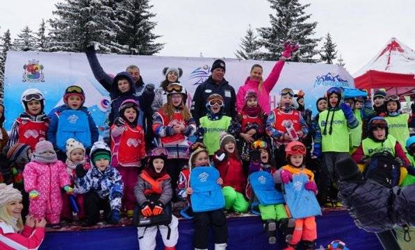 Колоритен снежен фест зарадва близо хиляда деца и родители