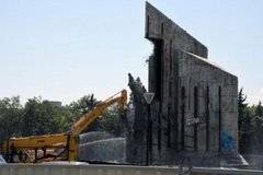 Къртят бетона на паметника пред НДК