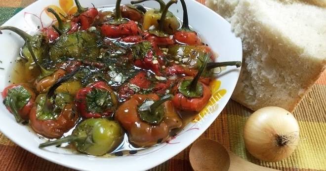 ПЕЧЕНИ ЧУШКИ В ОЦЕТ И ЧЕСЪН чесън