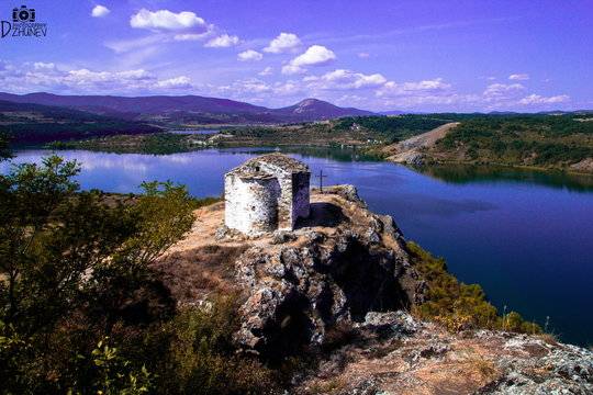 Параклис Св. Йоан Летни и язовир Пчелина