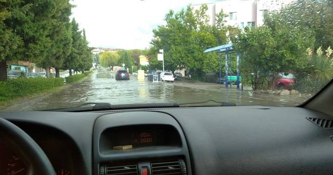 СТРАШЕН ПОРОЙ НАВОДНИ УЛИЦИТЕ НА САНДАНСКИ РАЗЛИЧНИТЕ НОВИНИ DIFFERENT NEWS