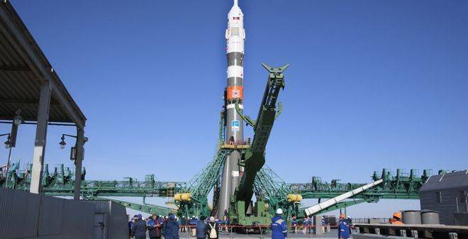 Пилотираният космически кораб Союз МС-17 е на стартовата площадка