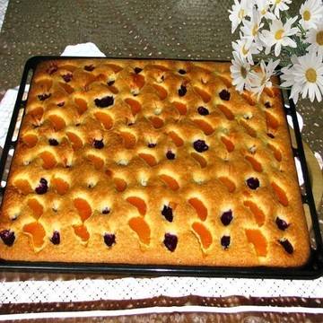 4 яйца, чаша газирано и става сладкиш-чудо! Уникално пухкава плодова пита за всеки джоб: