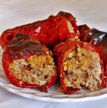 Пълнени червени чушки с ориз