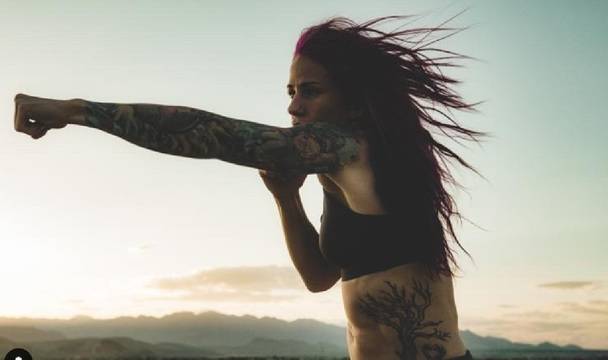 Секси ММА състезателката Джина Мазани