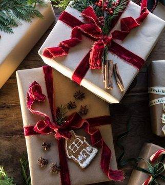 Коледни подаръци за нея