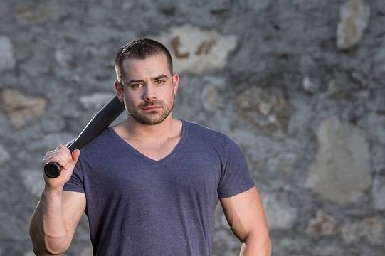 Защо жените бягат от красивите мъже