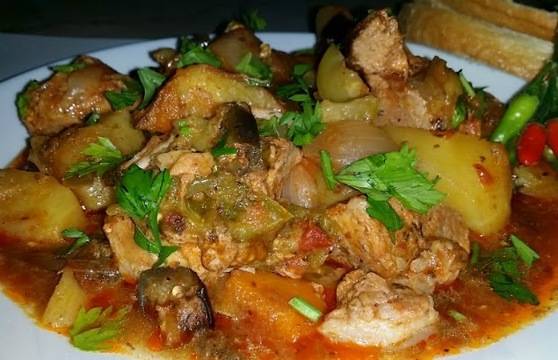 Гювеч със свинско месо и зеленчуци на фурна