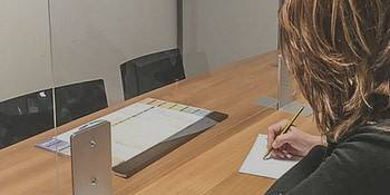 Предпазни прегради от плексиглас и стъкло