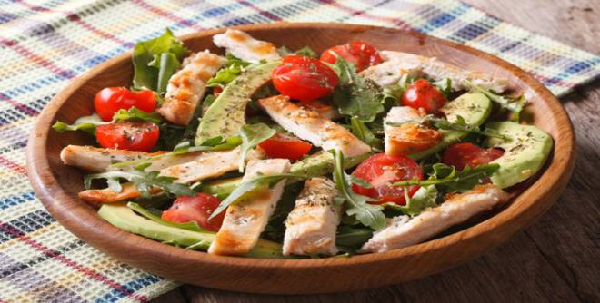 Салата с пилешко и авокадо