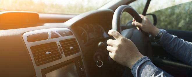 Инструктори и шофьори разделени за новите промени за колите с десен волан