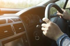 Инструктори и шофьори разделени за новите промени за колите с десен волан