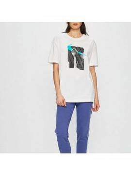 Оригинални дамски тениски. Спортни тениски за жени