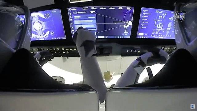 УСПЕХ: Пилотираният кораб Крю Драгън с четирима души на борда се скачи с МКС!