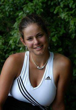 Секси снимки на Джулия Гьоргес