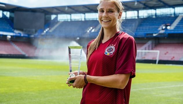 Секси снимки на футболистката на Атлетико Мадрид Кайли Стром