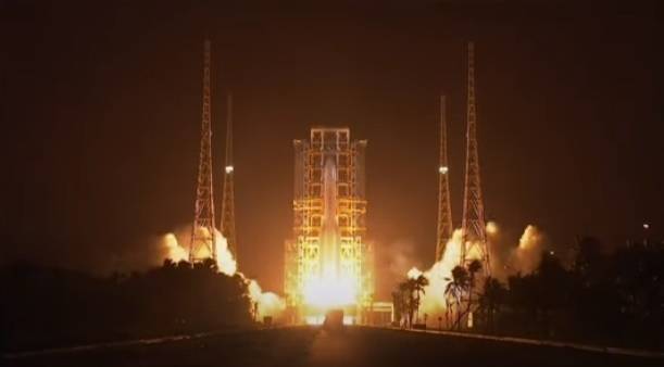 УСПЕХ: Китай изстреля своята първа възвръщаема мисия до Луната!