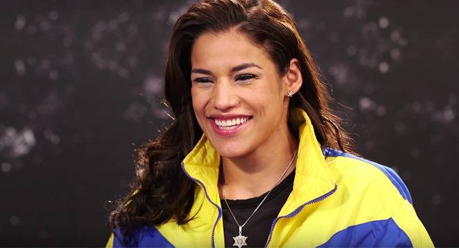 ММА звездата Джулиана Пена