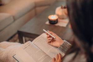 Обгърнете се в уютния комфорт на носталгията, вдишвайки от този бленд, наситен с аромат на ванилия.