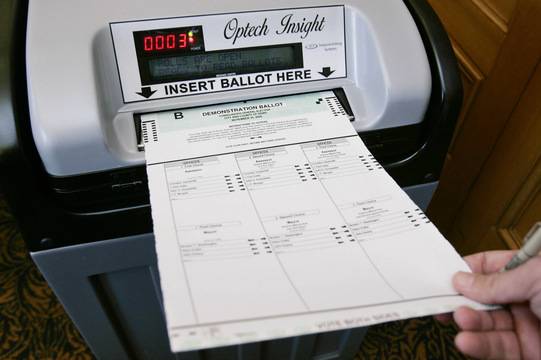 Вицепрезидентът на Dominion свързан с Антифа и Скинхедс