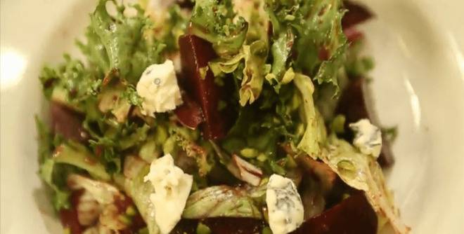 Салата с печено цвекло и синьо сирене