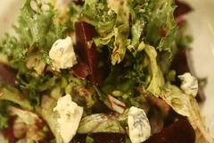 Салата с печено цвекло и синьо сирене