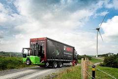 Hiab пуска електрокар към камион.