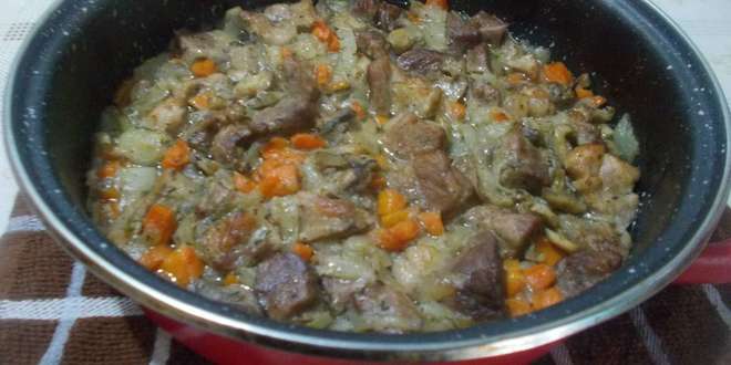 Свински хапки с лук и бира на фурна