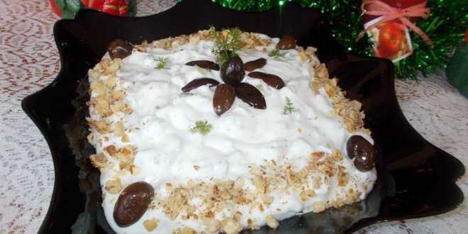 Домашна млечна салата с орехи