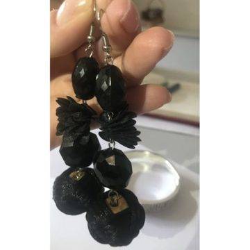 Обеци Черно цвете – Оферти, които ще боцнат интереса ви!