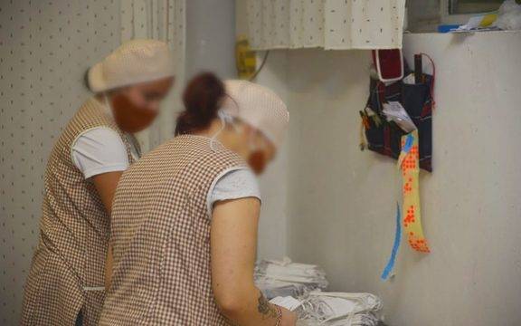 Ученици от Русе усвояват тънкостите на шивашкия бранш в реална среда