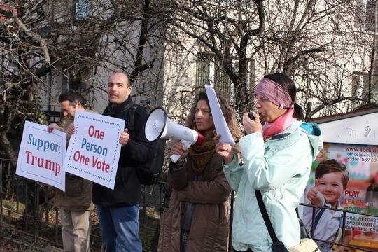 Българи пред посолството на САЩ в София: „Да си пожелаем успех за Тръмп“