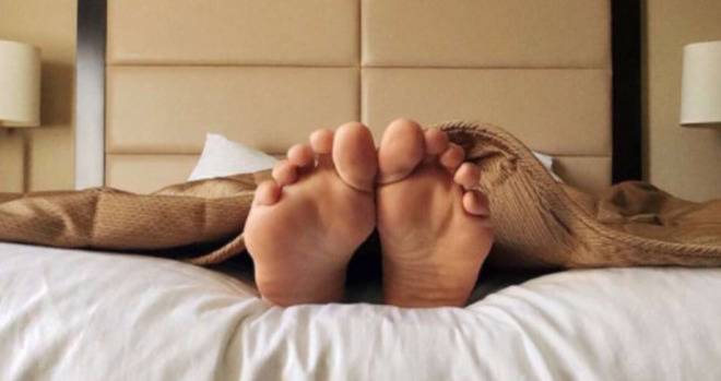 Защо не трябва да Спим с Крака към Вратата?