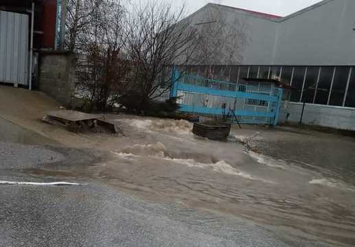 Вода заля част от ул. „Годлевски път“ в Разлог, хората втори ден не могат да отидат на работа (снимки)