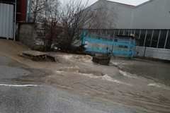 Вода заля част от ул. „Годлевски път“ в Разлог, хората втори ден не могат да отидат на работа (снимки)