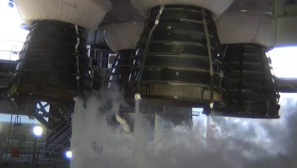 НАСА започна пълненето на ракетата Спейс Лонч Систъм с гориво преди предстоящото огнево изпитание