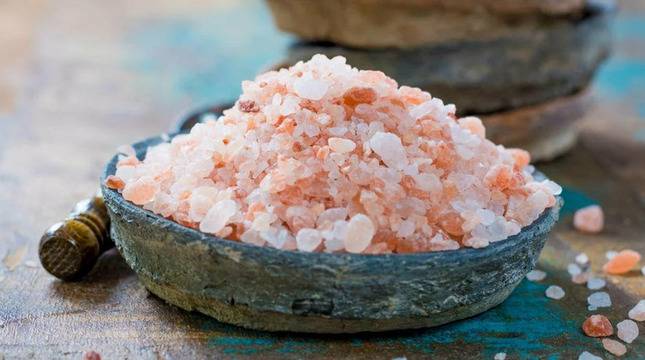 Почистващата сила на солените купи: Премахване на отрицателната енергия от дома