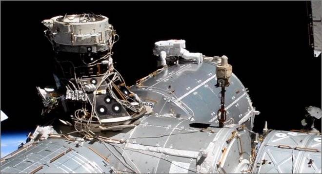 Астронавтите на НАСА Майк Хопкинс и Виктор Гловър провеждат първата космическа разходка за годината