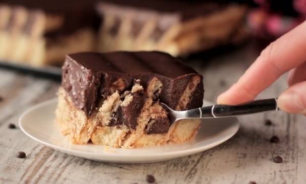 Бисквитена торта с бишкоти и шоколадов крем