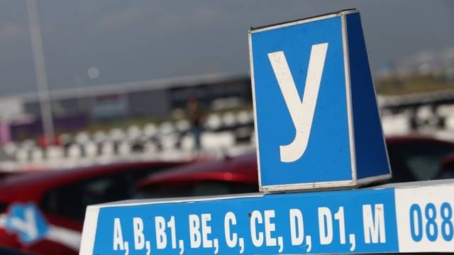 Предлагат шофьорска книжка да се взема и без 8-ми клас