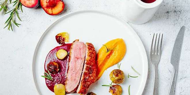 Рецепта за Патешки гърди с пюре от тиква и сос с вино и сливи