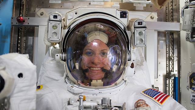 Американските астронавти Кейтлийн Рубинс и Виктор Гловър излязоха в открития космос