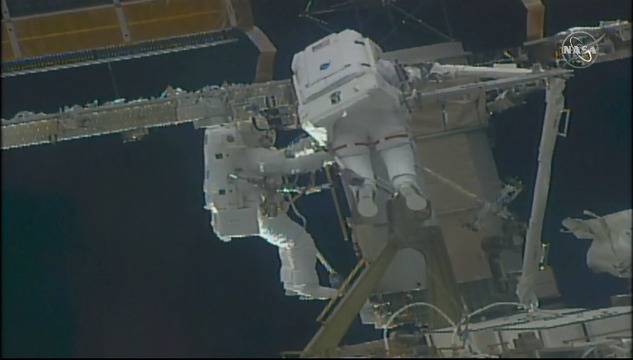 Американската астронавтка Кейтлийн Рубинс и японецът Соичи Ногучи излязоха в открития космос